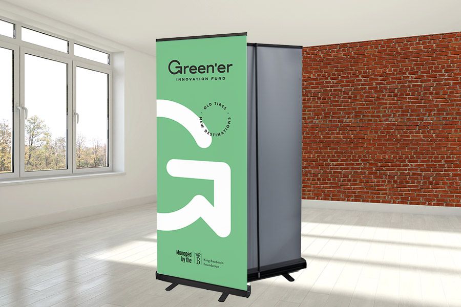 mock-up van een roll-up in een zwarte basic cassette